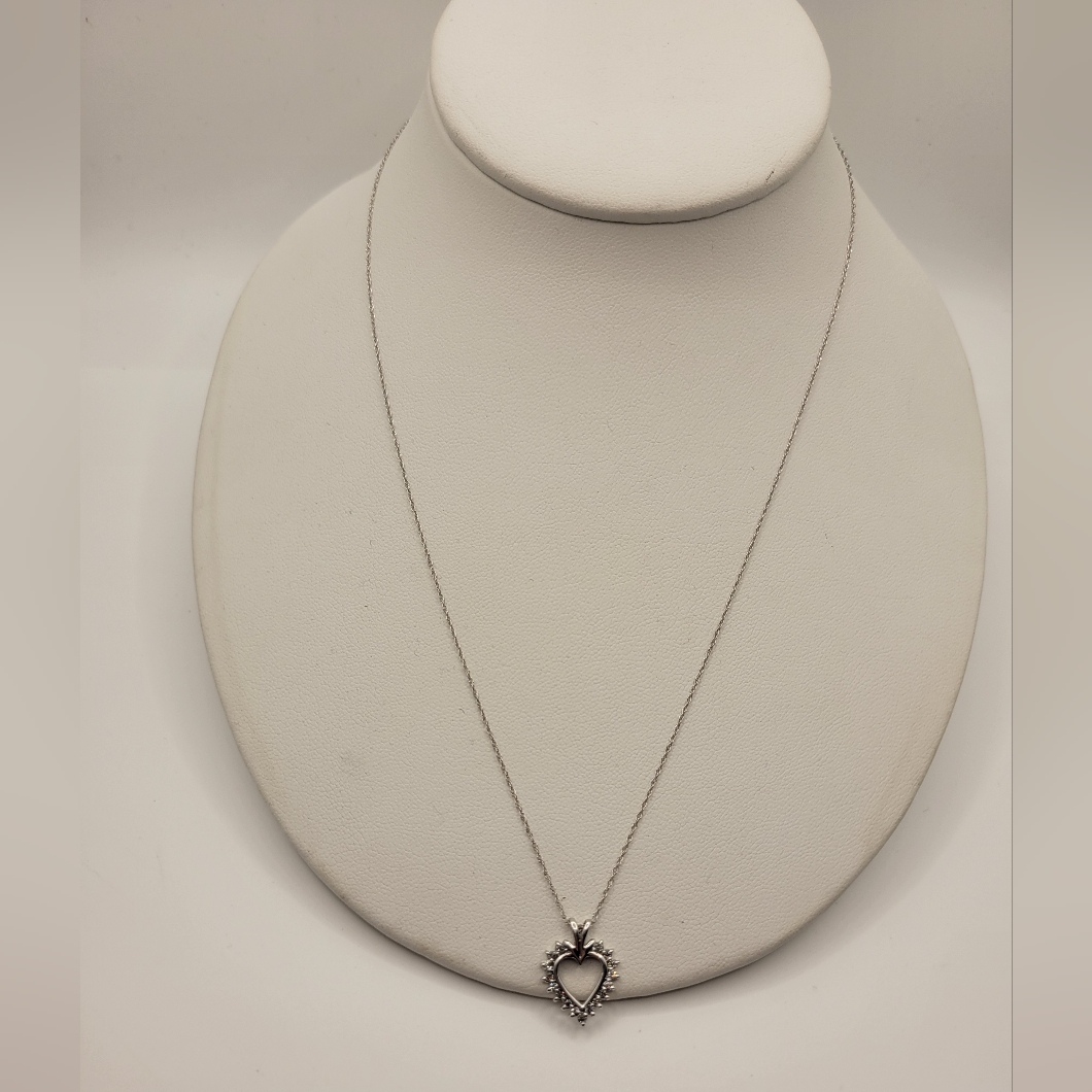Brand New 10k White Gold Fred Meyer 17 Small Diamond Dainty Heart Necklace